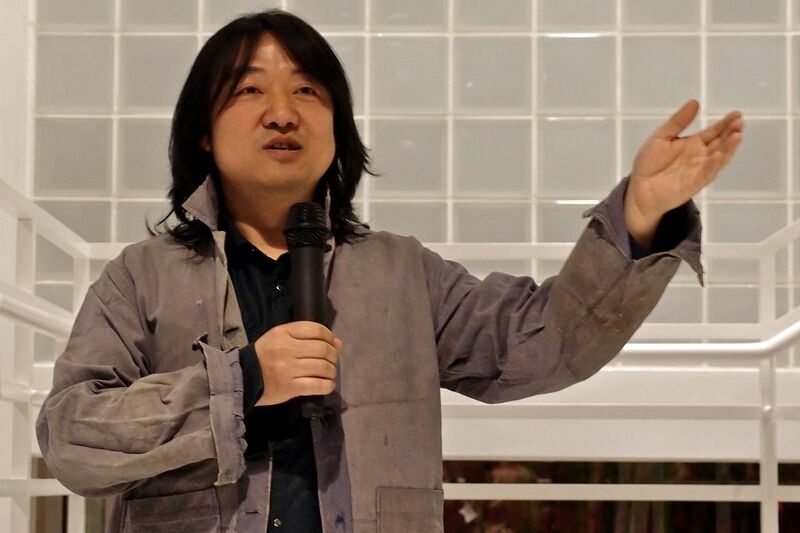 Datei:1280px-Song Dong at YBCA.jpg